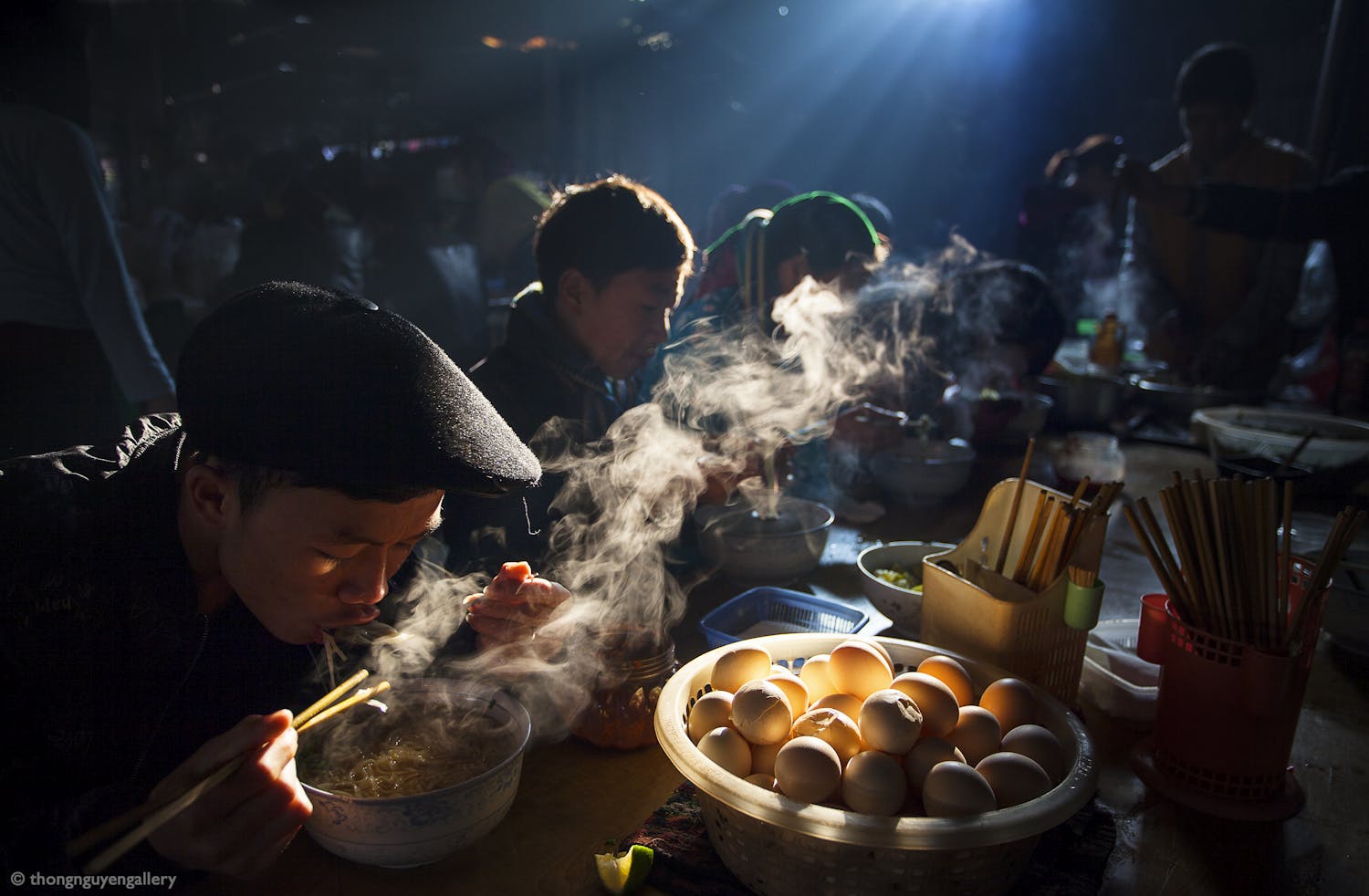 Rykande frukost Vietnameser äter Pho